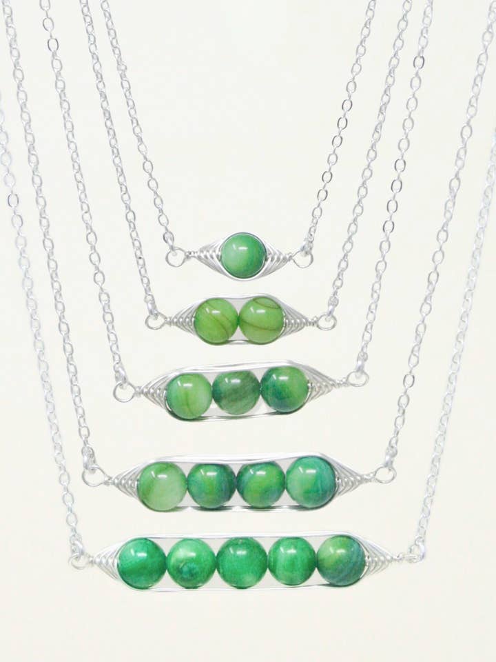Collier en forme de gousse de pois - Nacre verte, bijou fait main, cadeau pour maman pour la vente par Rising Jewelry