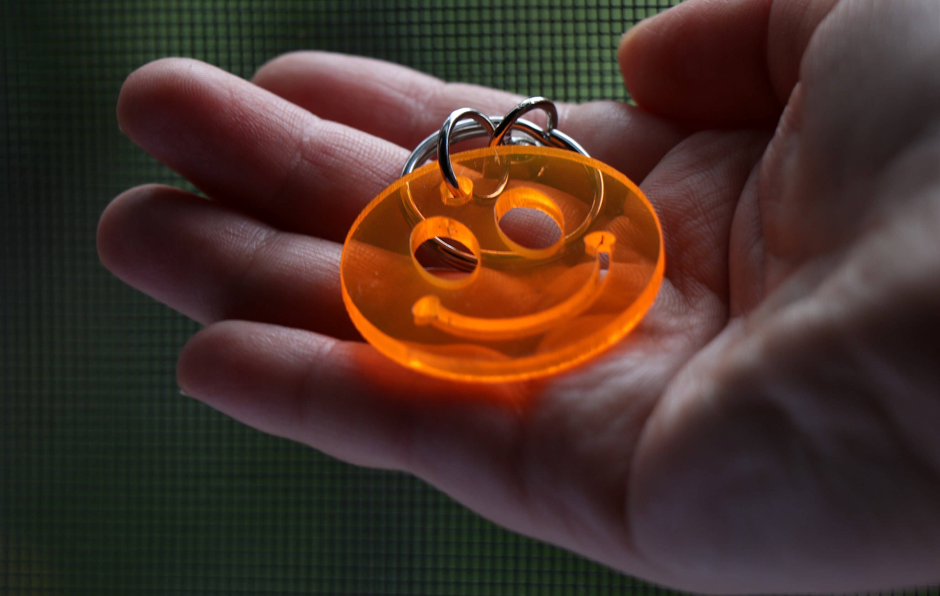 DeanMish – Engroshandel Nøglering - Dame – Laserskåret Mini Smiley akryl nøgleringe4