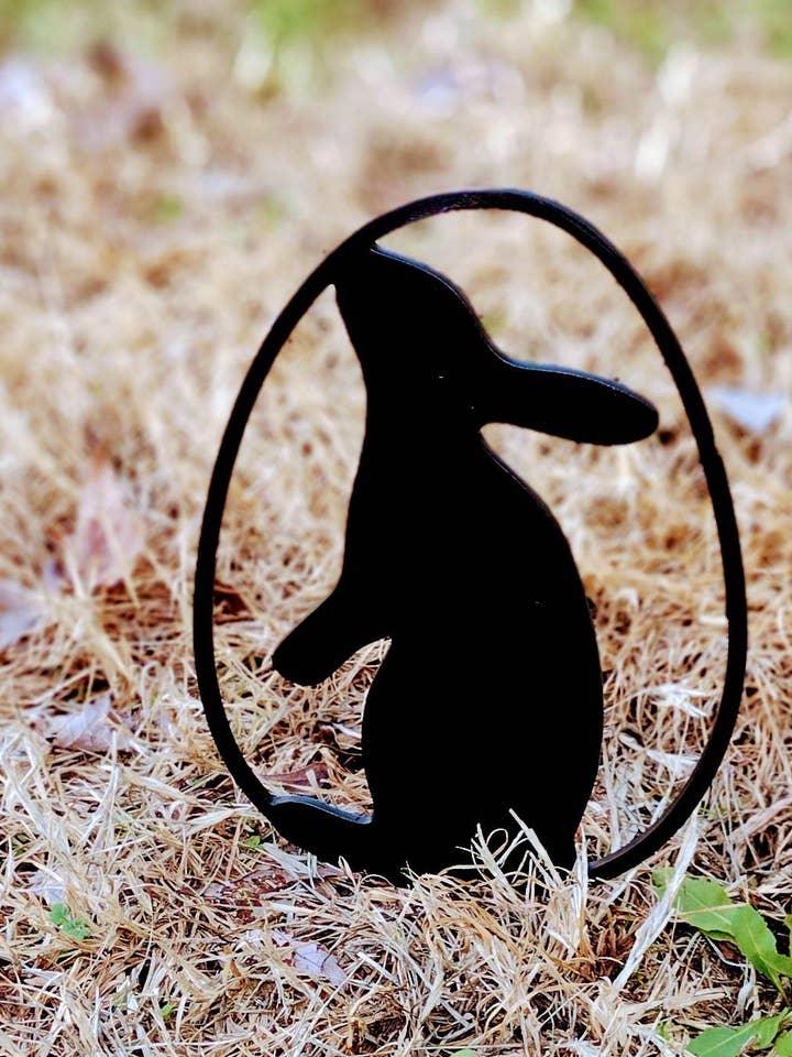 Lapin de Pâques en forme d'œuf, 16 pouces, décoration de jardin (métal) pour la vente par Manees Metalwork & Design