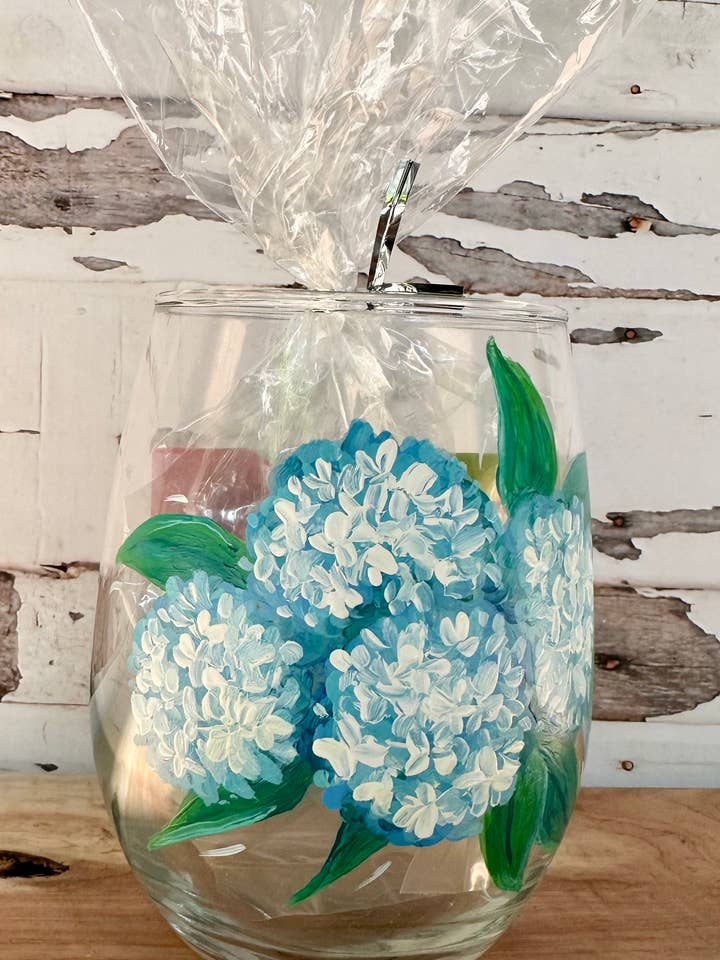 Weinglas Hortensie floral handbemalt Geschenk ohne Stiel für den Großhandel von Paula Freeman Art