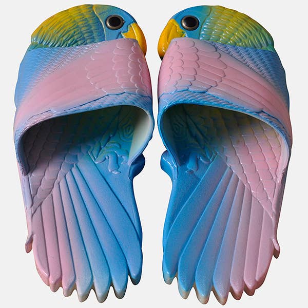 Tongs roses à motif perroquet – plage, été, cadeaux originaux pour la vente par The Diabolical Gift People - Novelty Gifts, Christmas Gifts