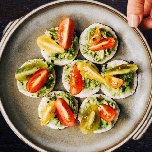 Craquelins de riz au sésame noir et à la sauce soja pour la vente par Kame