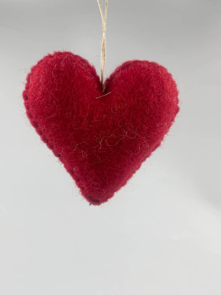 Filt hjärtdekorationer/prydnader för wholesale av Funky Yak Ltd