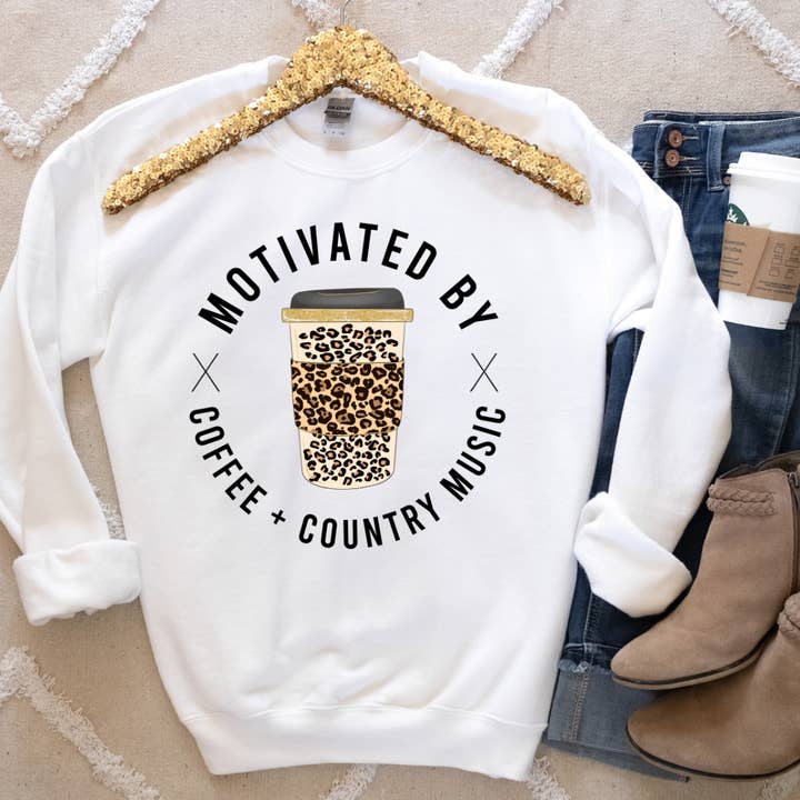 Sweatshirt léopard Motivated By Coffee + Country Music pour la vente par rustikcreation