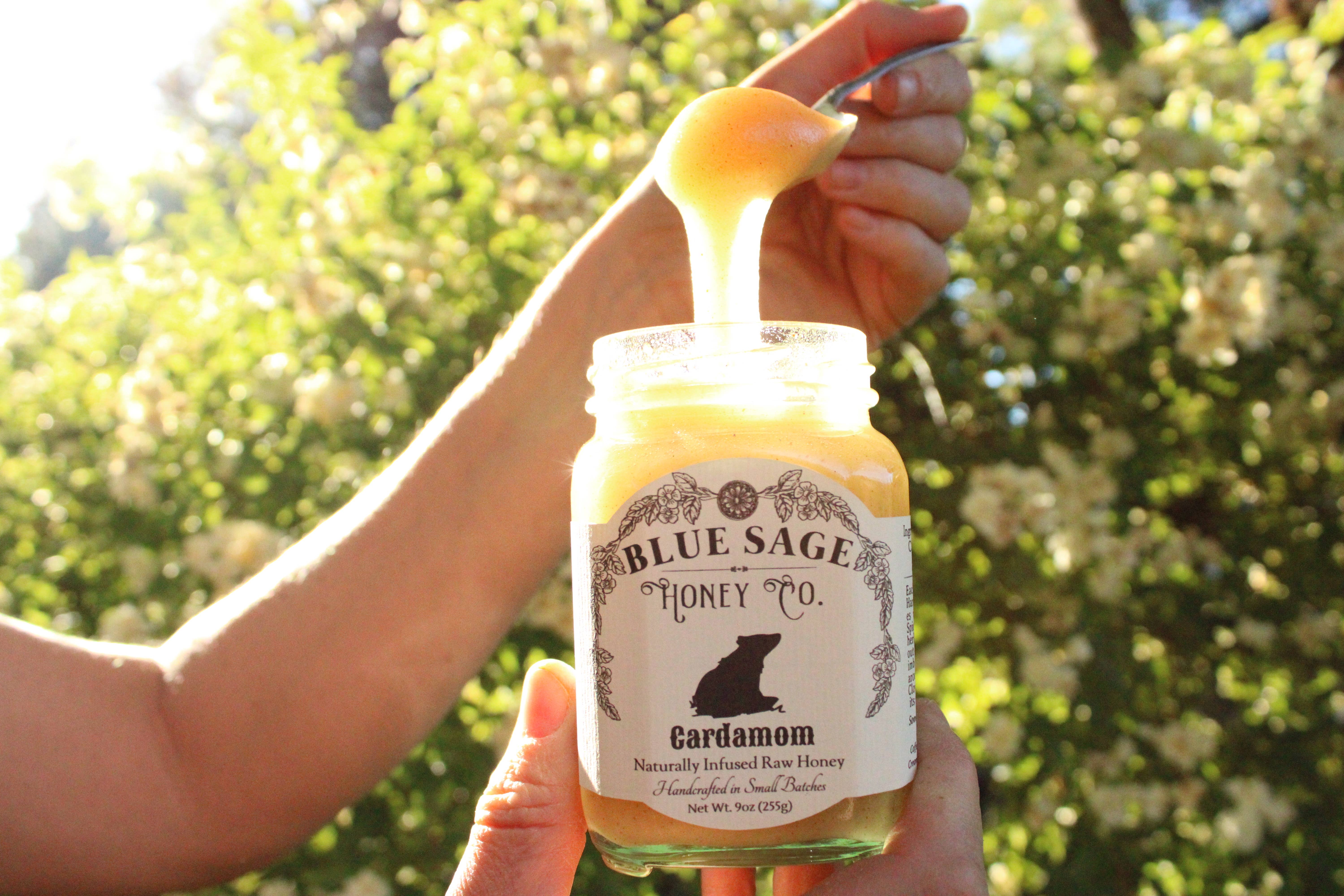 Blue Sage Honey Co. - Vente Miel - Ingrédients biologiques de saveur unique de miel cru infusé de cardamome4