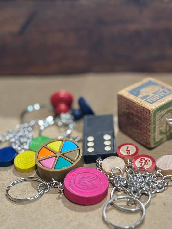 Portachiavi con pezzi di gioco vintage per la vendita all'ingrosso da parte di Izzys Clean Living
