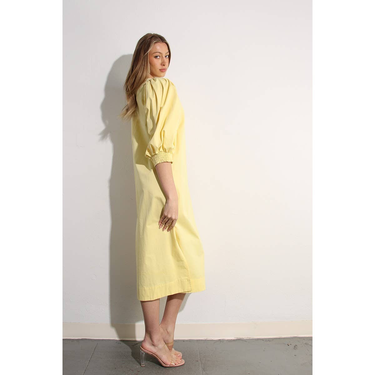 ERRÖTEN MIDIKLEID MIT BALLONÄRMELN für den Großhandel auf Faire22