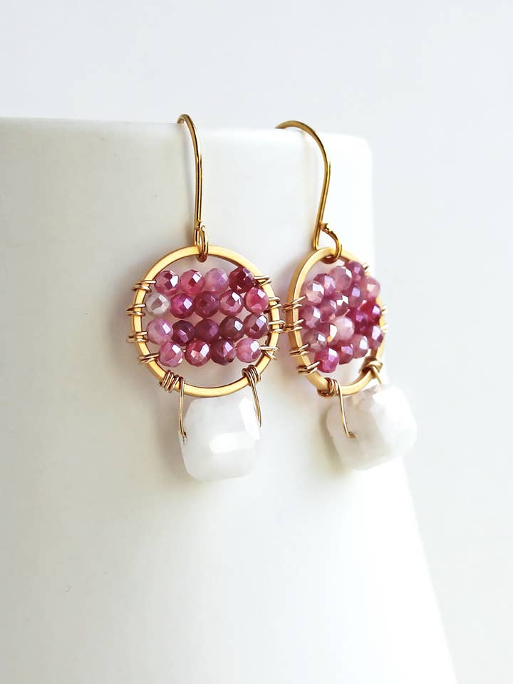 Boucles d'oreilles en pierre de lune rose mystique pour la vente par Laura Stark Designs