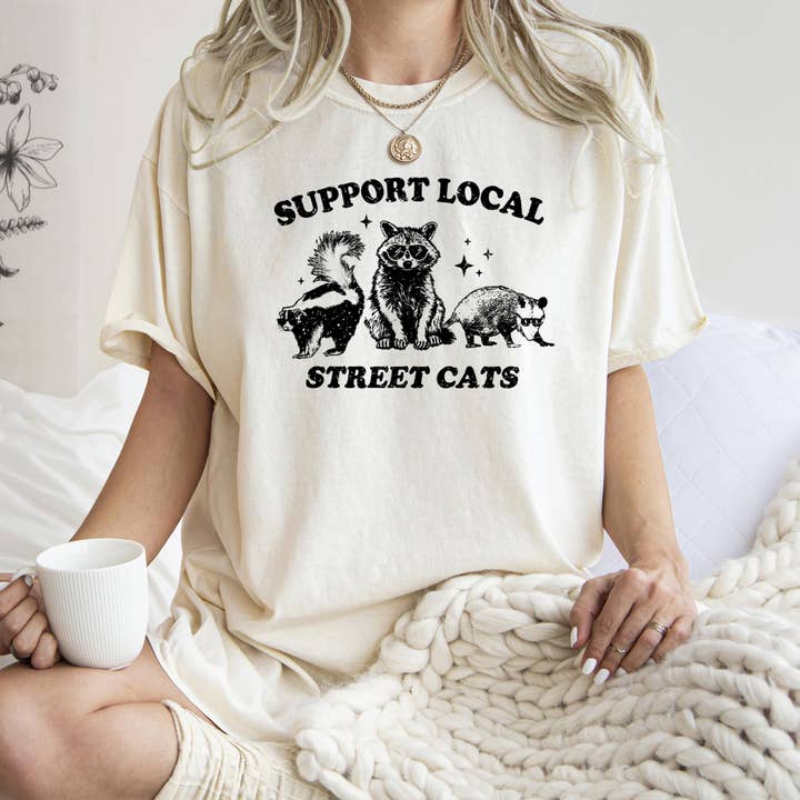Refinery Number One LLC - Wholesale Tuniek - Dames - Steun Local Street Cats, Raccoon, Skunk, Possum, Meme, Grappig, Esthetisch T-shirt met comfortabele kleuren6