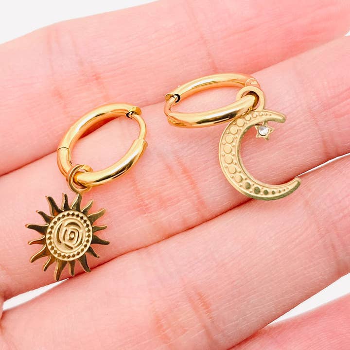 Mio Queena - Wholesale Huggie earrings - Sun Moon 18k Gold Plated SS Asymmetric Huggie Earring-FGS/MS0