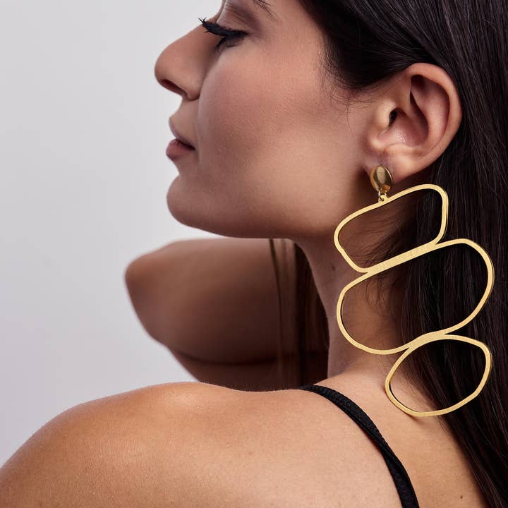 Pendientes contemporáneos de oro de gran tamaño con líneas éticas, estilo Pebble para venta al por mayor de Laka Luka