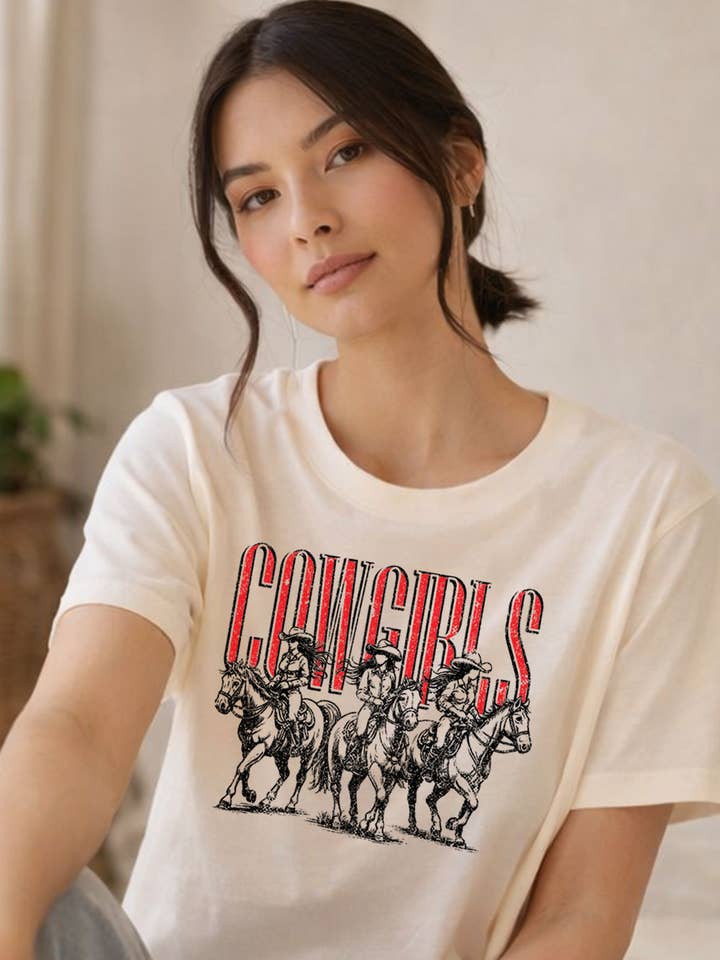 Les Cowgirls Chevauchent Ensemble – Graphique Vintage de la Sororité Western pour la vente par Art by Forgrand