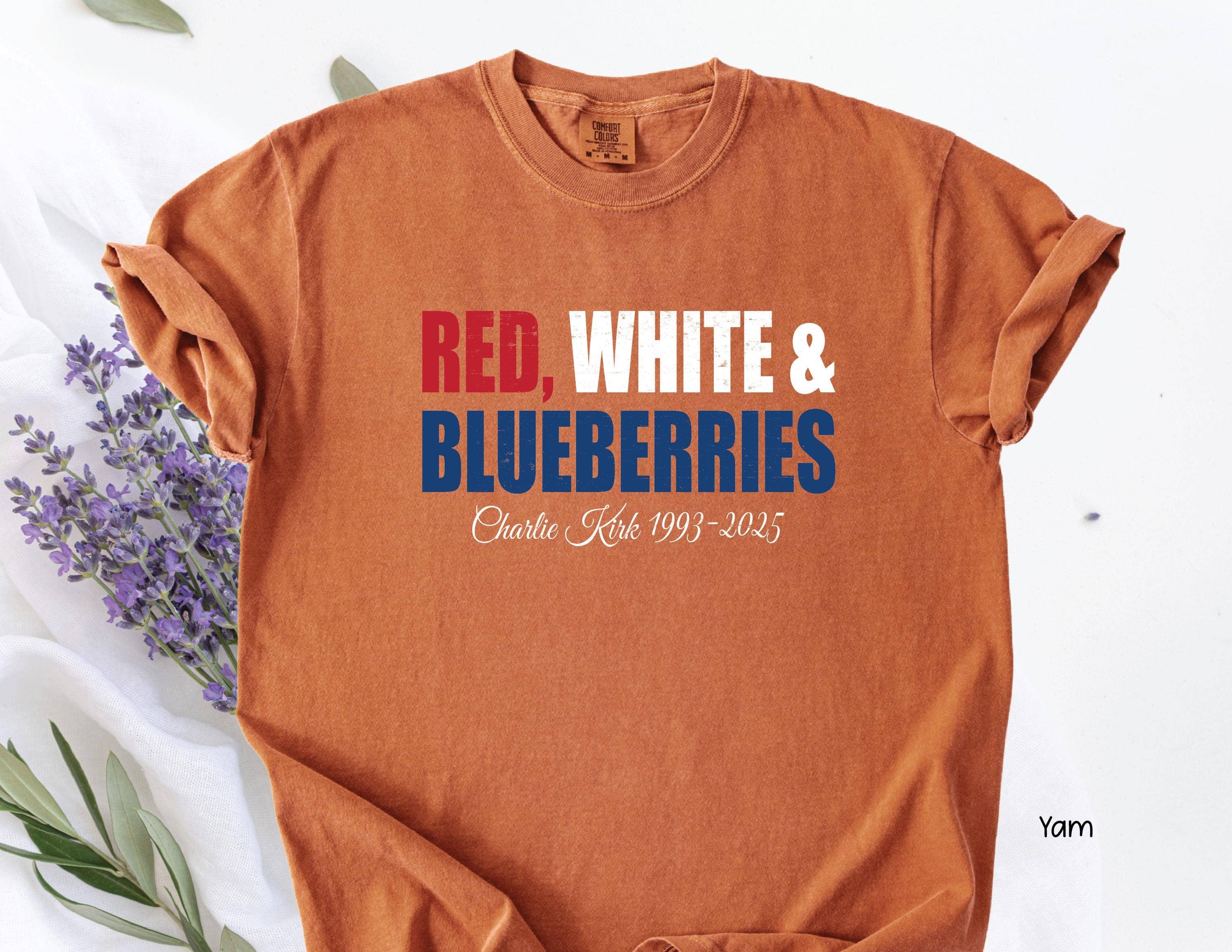 ClevorFit – T-shirt gráfica - Unissexo por atacado – T-shirt Conforto Cores Vermelho Branco & Mirtilos Charlie Kirk5