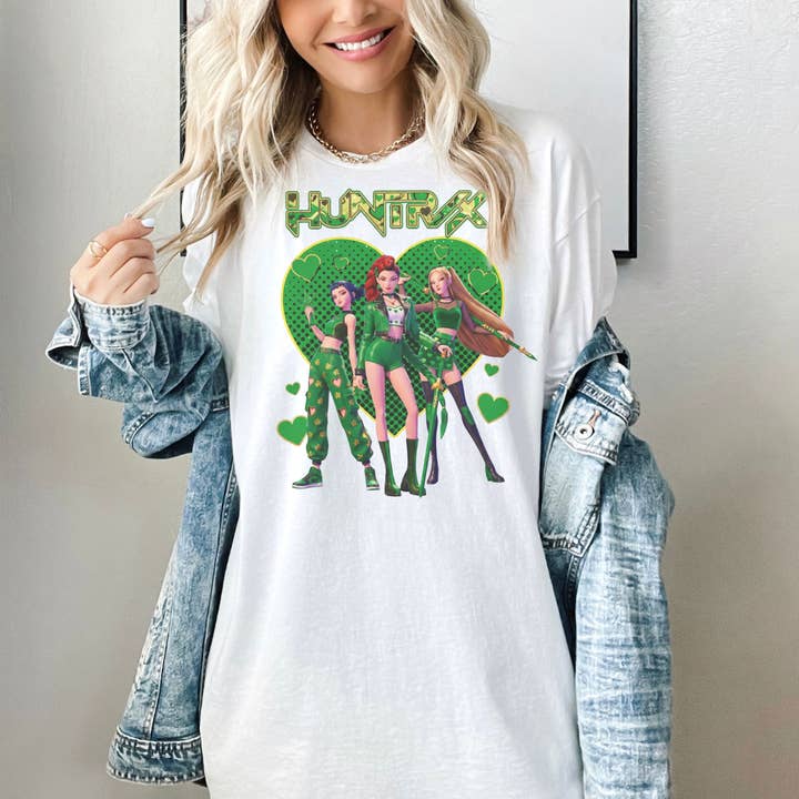 T-shirt Huntrix de la Saint-Patrick, T-shirt Huntrix Trèfle Chanceux pour la vente par CVH DREAMY LTD