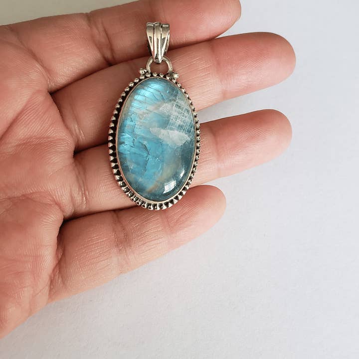 Ovaler Regenbogen-Mondstein-Anhänger aus 925er Sterlingsilber für den Großhandel von GTG Gems Corp