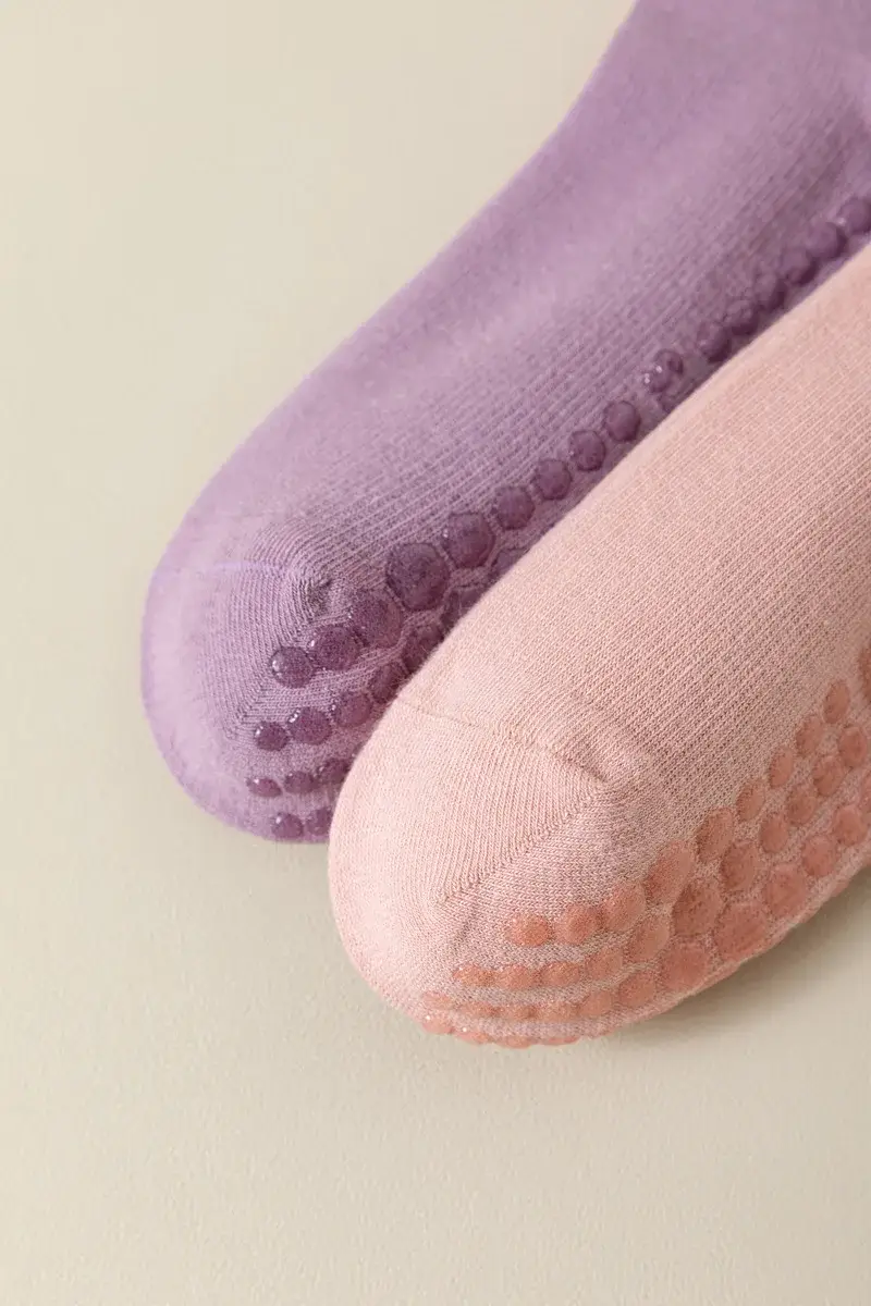 Mescola 9 colori Calze antiscivolo per yoga e pilates in vendita all'ingrosso su Faire10