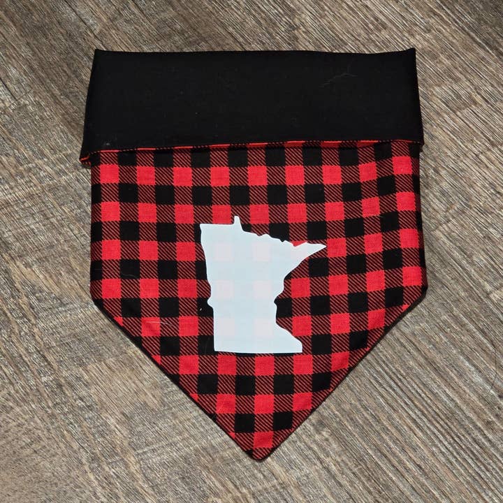 Rotes Büffelkaro-Hundebandana mit MN-Staat für den Großhandel von Timber & Co