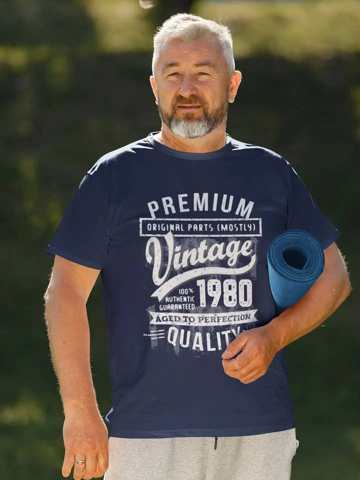 ULTRABASIC - T-shirt da uomo con grafica Aged to Perfection, regalo di compleanno del 1980 per la vendita all'ingrosso da parte di ULTRABASIC