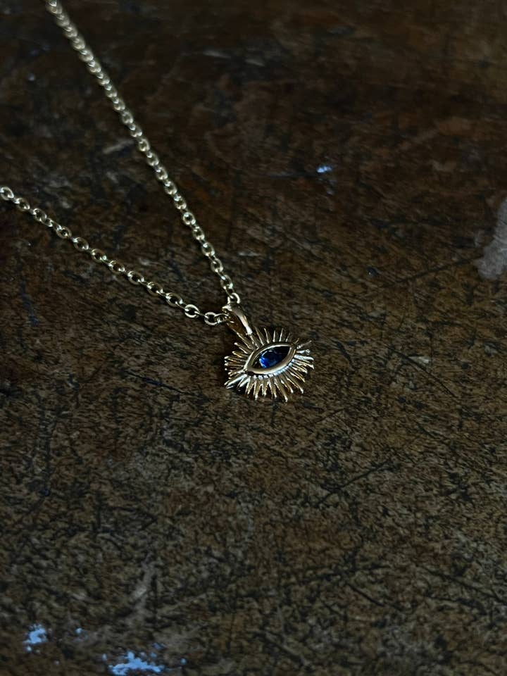 Collar de latón chapado en oro con sol y ojo azul para venta al por mayor de Bare Bones Jewelry London