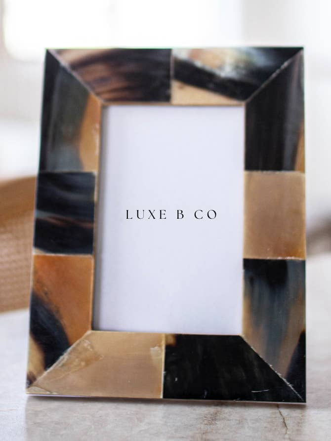 Cadre photo en corne dégradée pour la vente par Luxe B Co