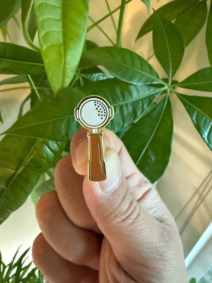 Portafilter Gouden Emaille Speldje voor wholesale door Hype Pins