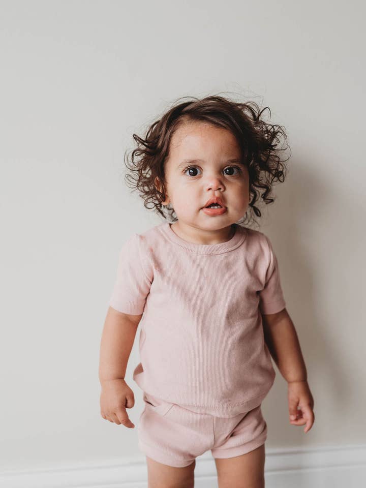 CONJUNTO CURTO EM MALHA DE ALGODÃO ORGÂNICO CANELADO EM “MAUVE” por atacado de Chubby Lamb