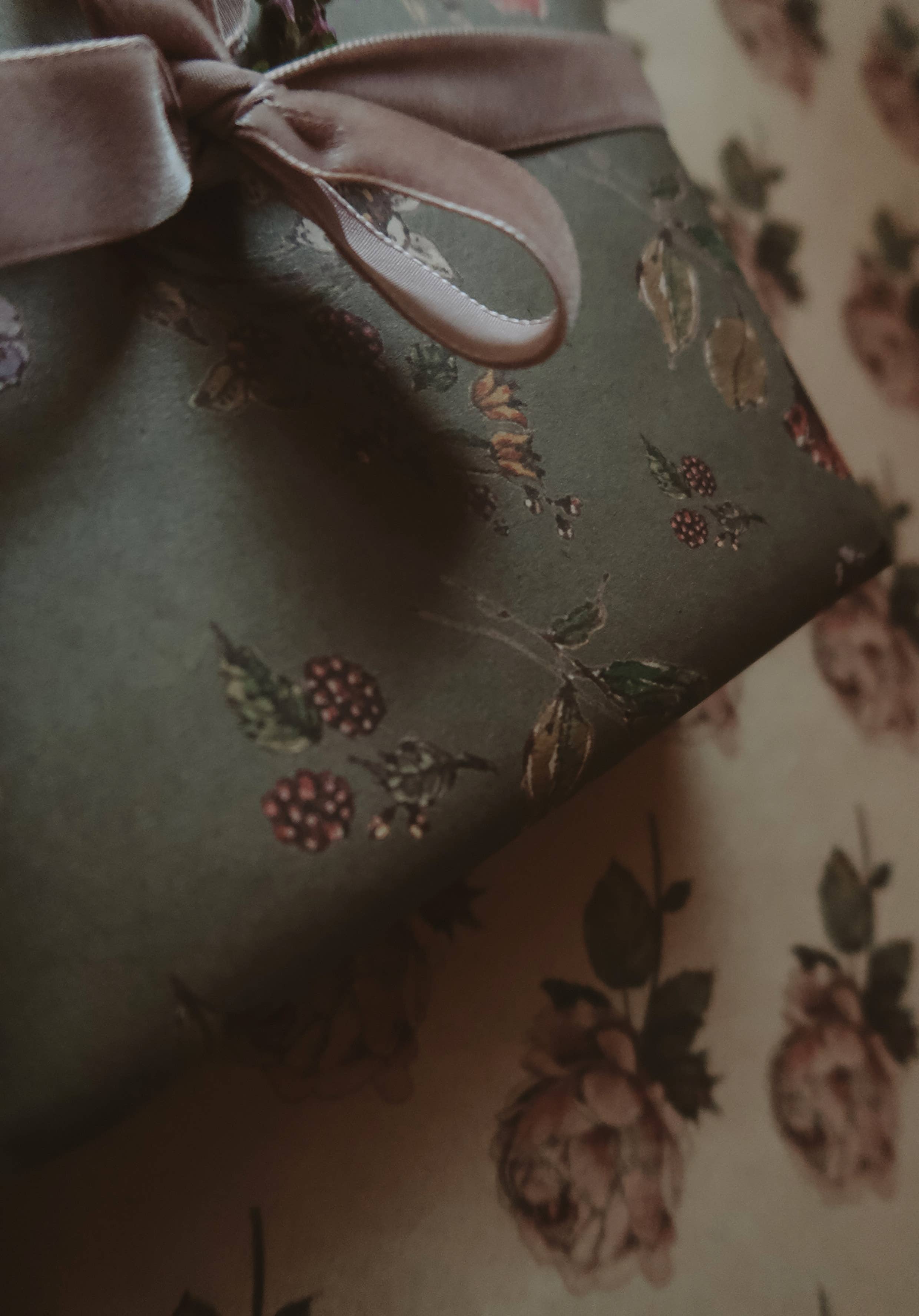 MyDesignPictures – wholesale Wrapping paper roll – Set Of 3 Pieces Flowers on dark gray kraft Wrapping Paper9