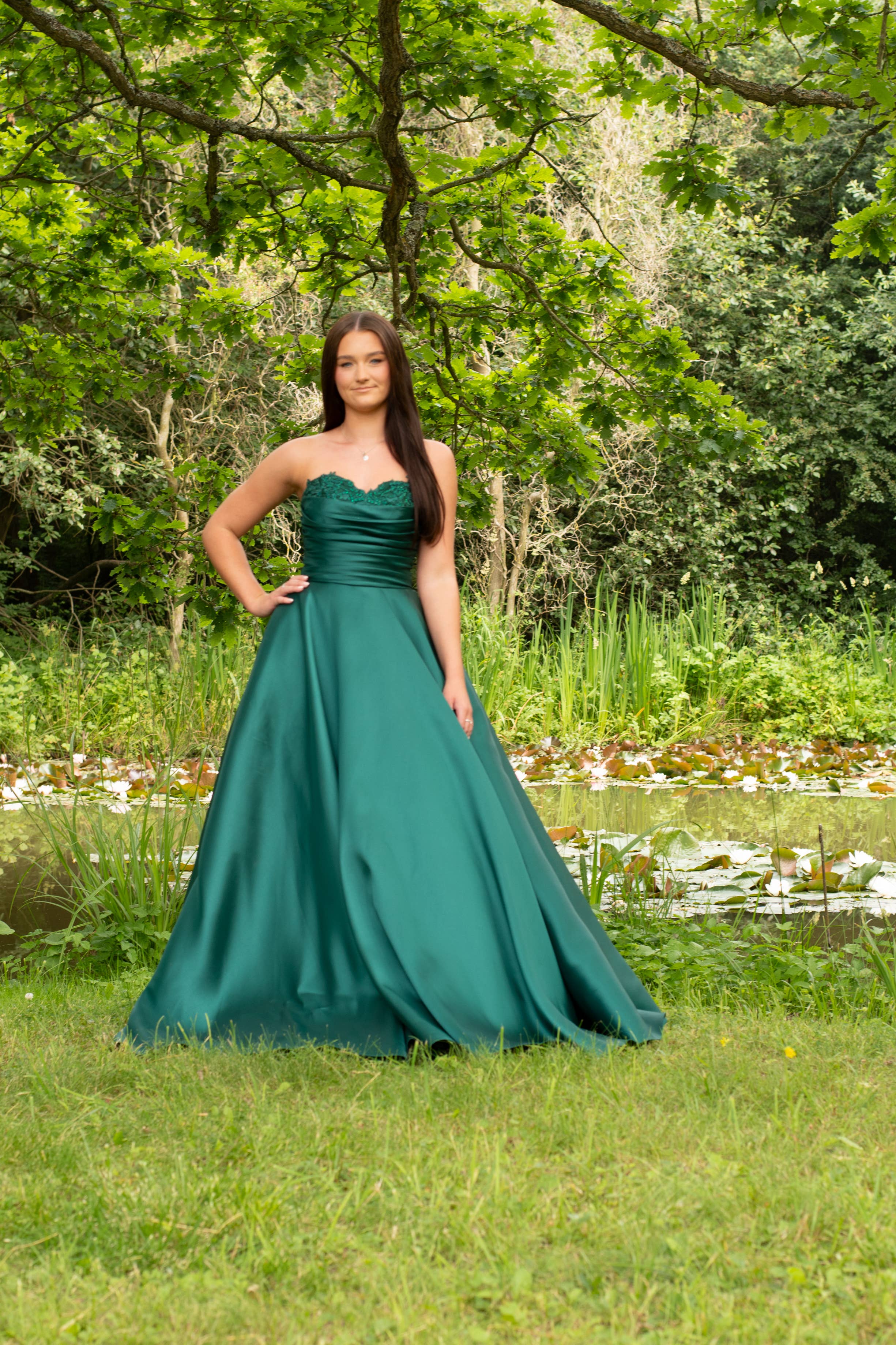 Mörk grön Charlotte mörkgrön mikado-ballklänning för wholesale på Faire0