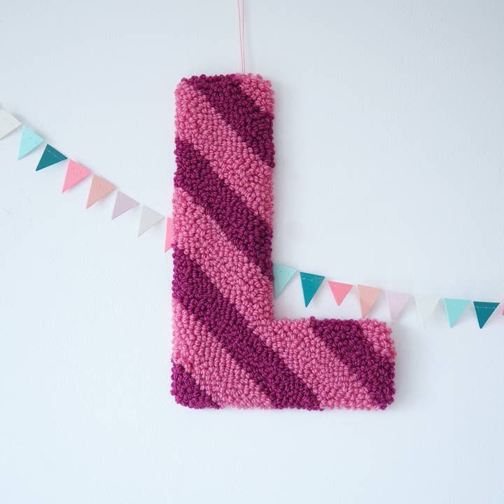 Suspension murale personnalisée avec lettres et rayures roses & framboise pour la vente par Brown Betty Blue