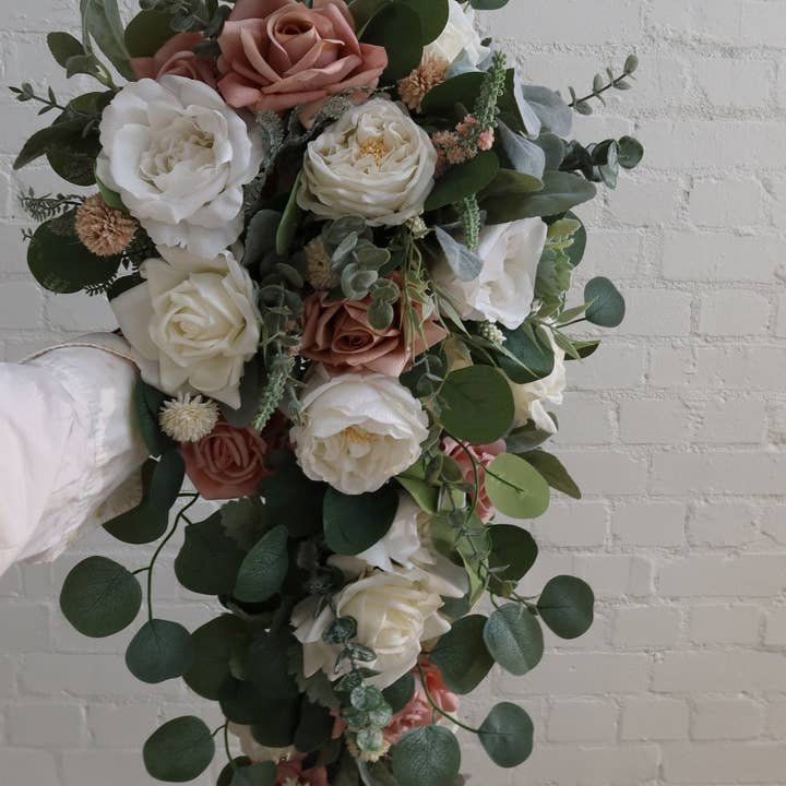 Hidden Botanics – Großhandel Künstliche Blumen – Künstlicher Blumen-Brautstrauß, Eukalyptus, Grün/Weiß
