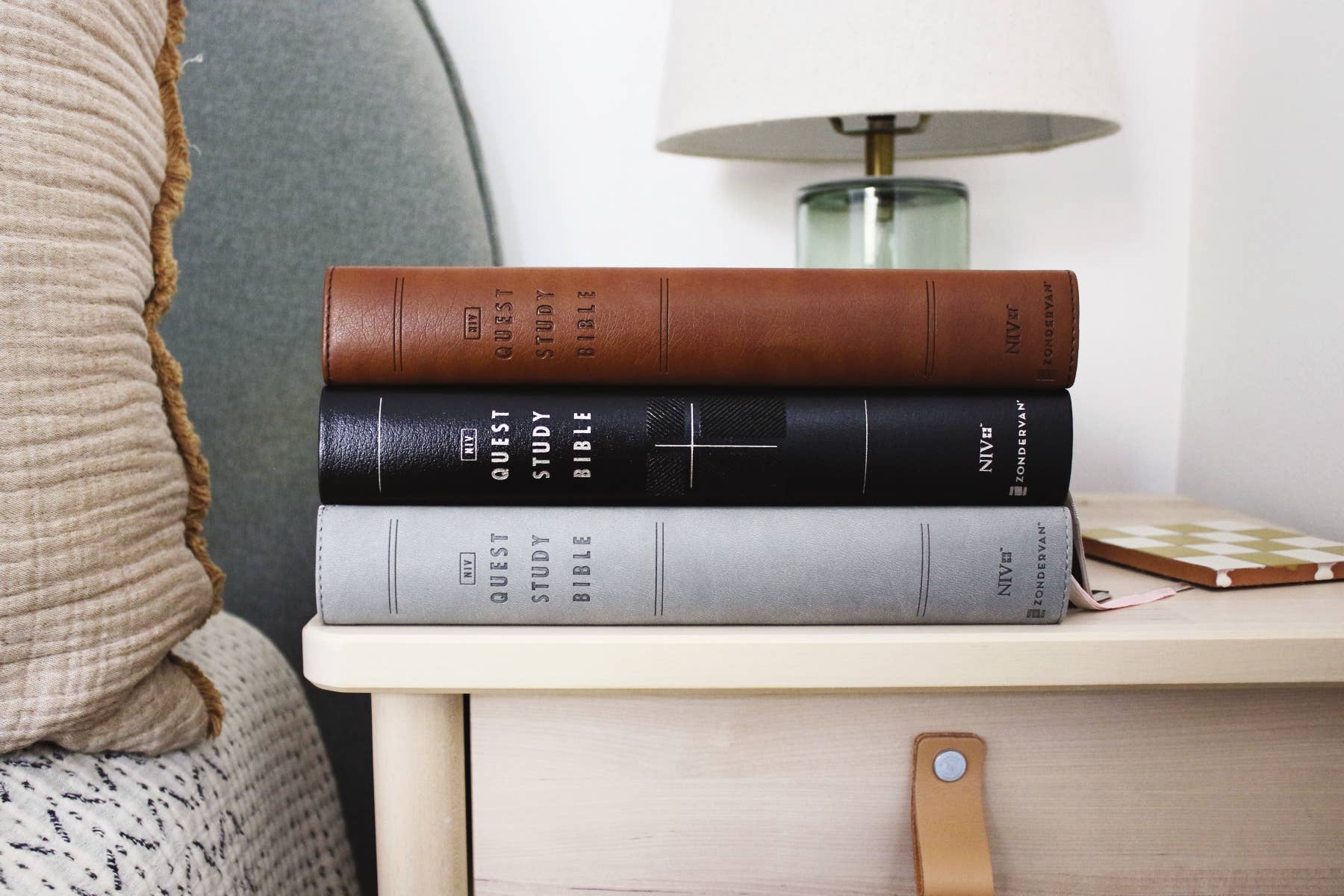 HarperCollins Christian Publishing - Wholesale Reference - NIV Quest Study Bible, Large Print, Bonded Leather, Black9