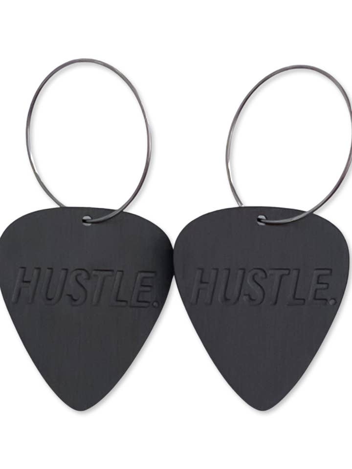 Boucles d'oreilles en métal noir HUSTLE. Boucles d'oreilles en acier pour guitare pour la vente par Groupie Love