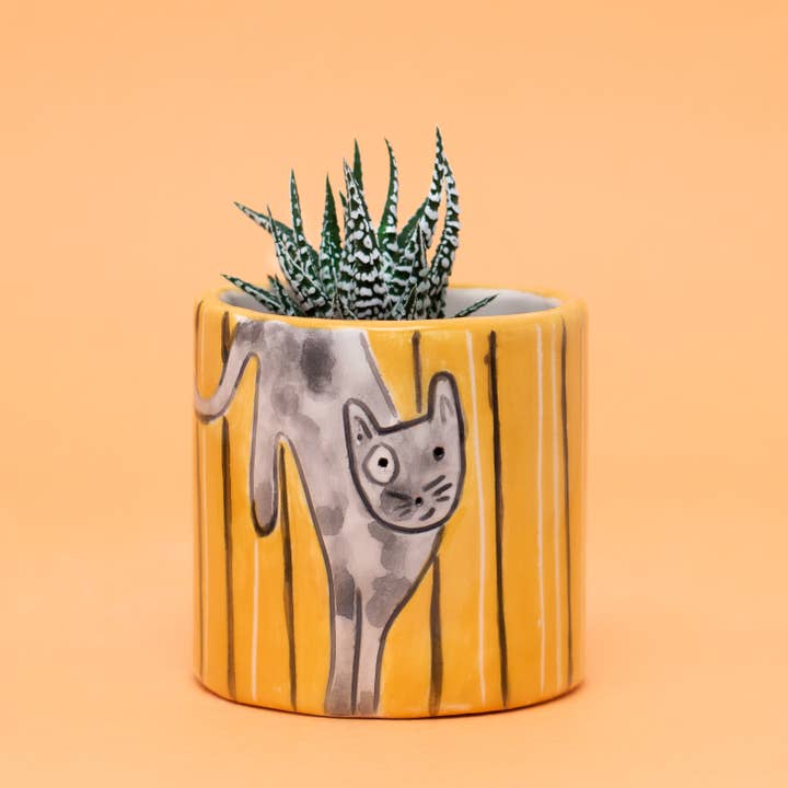 Lois et Lis : petit pot de fleurs en céramique fait main en forme de chat pour la vente par Paulina Marra Ceramics