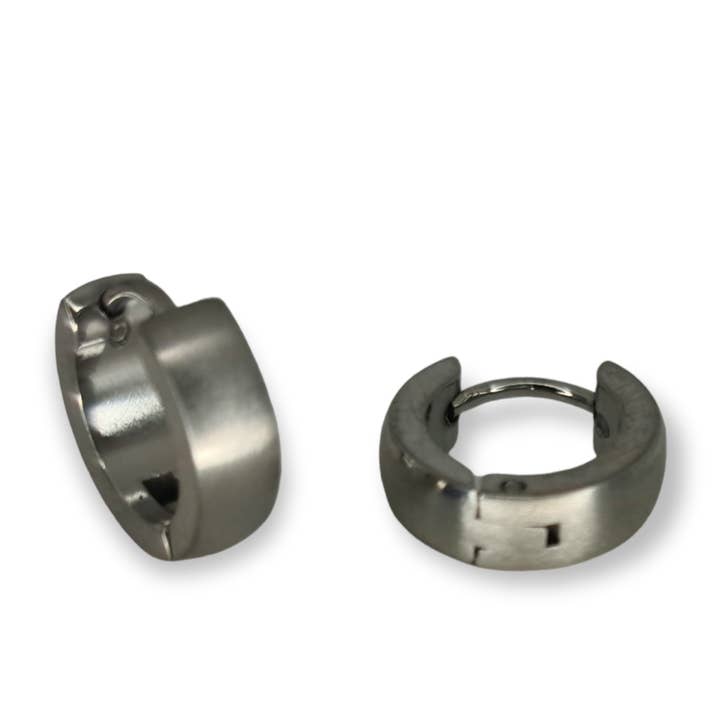 PENDIENTE ACERO H-1136 PLATEADA MEDIA CAÑA 1,3 CM X 4 MM para venta al por mayor de Mayachi