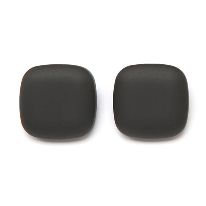 Orecchino a clip Lara Barile nero opaco per la vendita all'ingrosso da parte di PONO by Joan Goodman