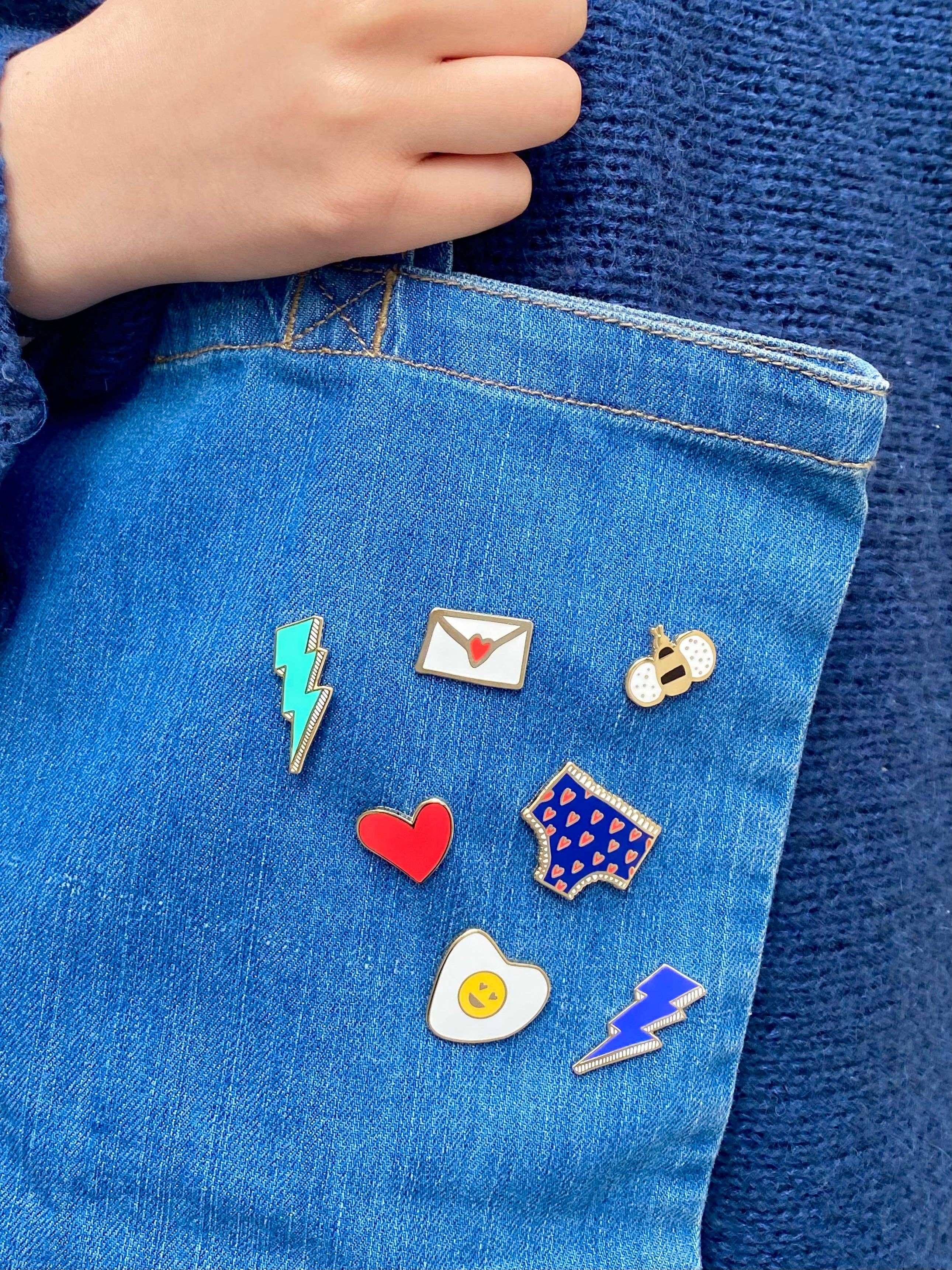 LES IMPRIMEUSES - Wholesale Lapel Pin/Button - Pin - Letter - Granny2