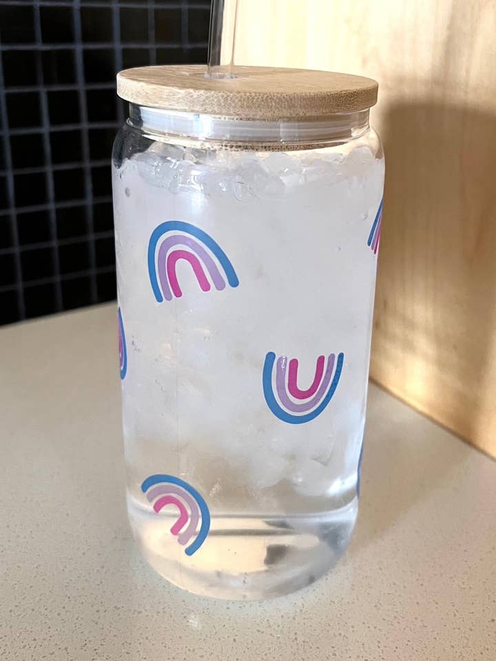 Tazza in vetro arcobaleno che cambia colore con coperchio per la vendita all'ingrosso da parte di Honey Rose Collective