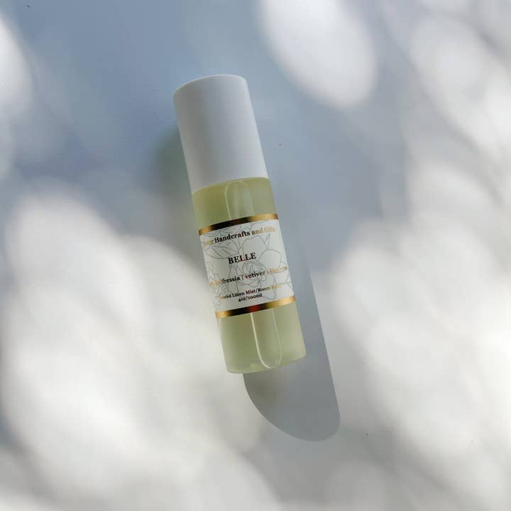 Belle - Rum- & Linneduftspray for engroshandel hos Kyler Handcrafts and Gifts