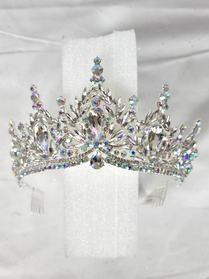 Metalkrone med juveler. Én størrelse passer alle. HT975 for engroshandel hos Chicas