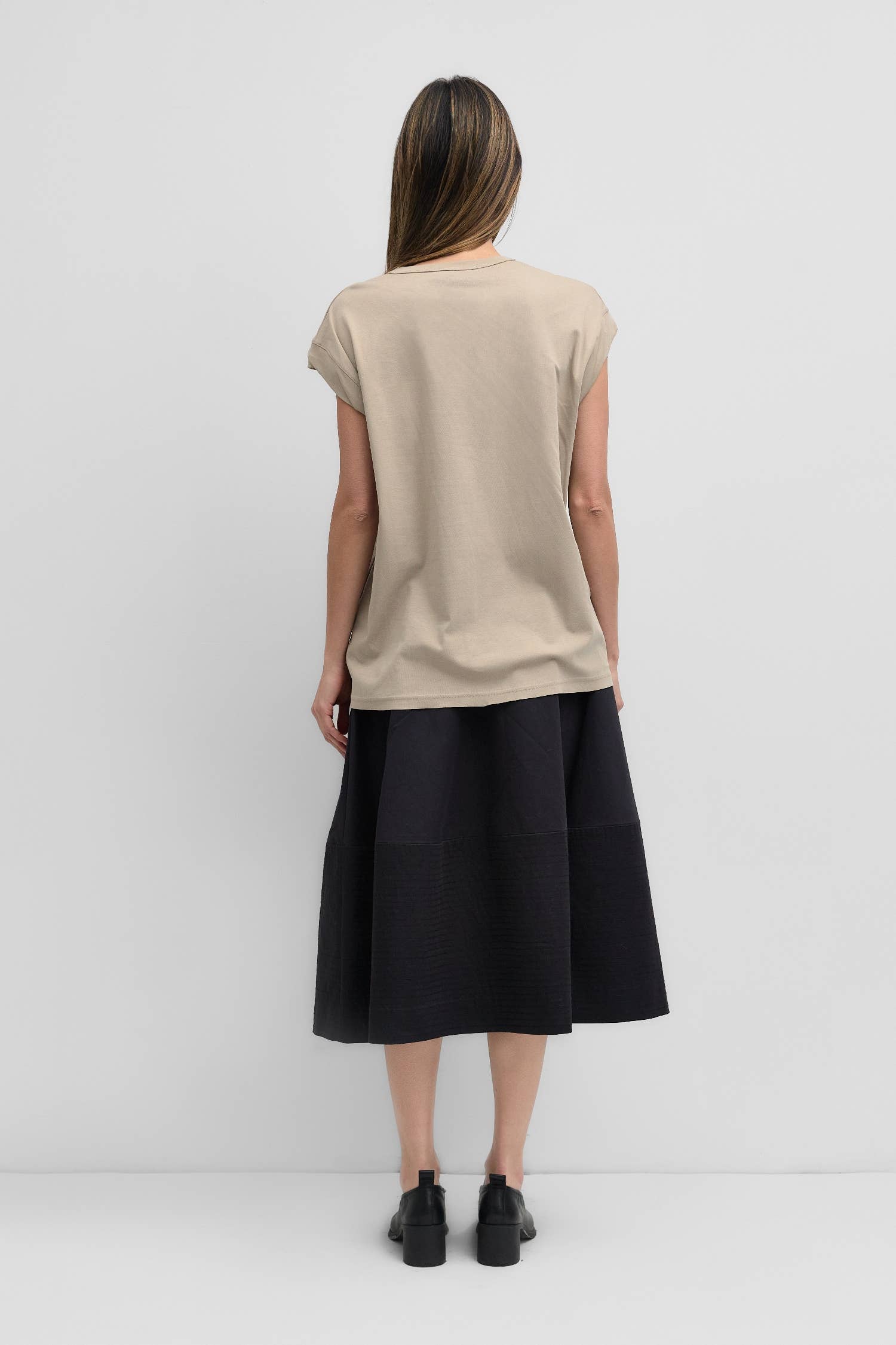 MOD REF - Vendita all'ingrosso Maglietta - Donna - The Remy Top | T-shirt a tunica muscolare con maniche arrotolate3