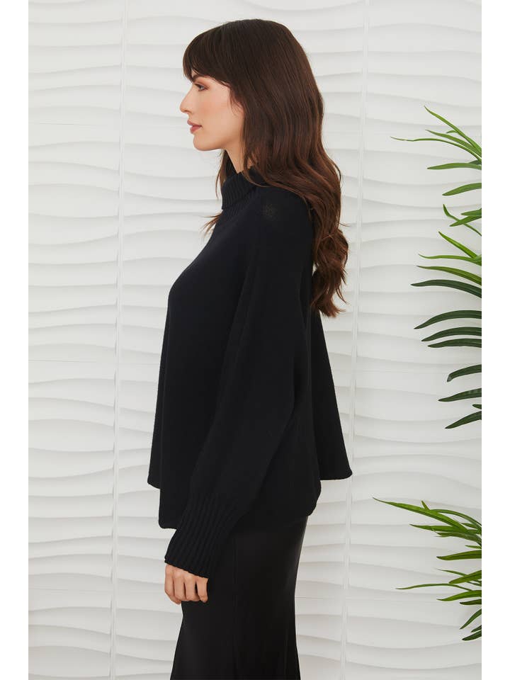 Nero MAGLIONE IN MAGLIA A COLLO ALTO DRAPPEGGIATO (7097-NERO) in vendita all'ingrosso su Faire5