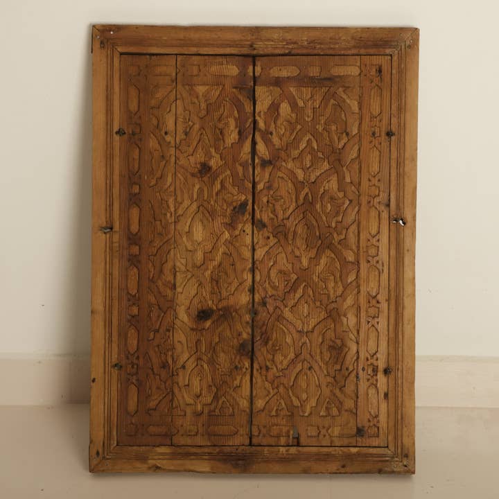 Volet de fenêtre en bois vintage marocain à double face pour la vente par MUSMUSRUGS