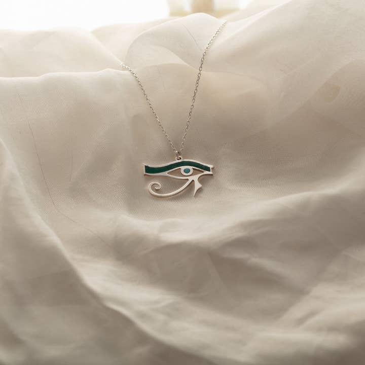Pendentif Œil d'Horus en émail - Collier Horus, bonne chance pour la vente par Br Minimal Jewelry
