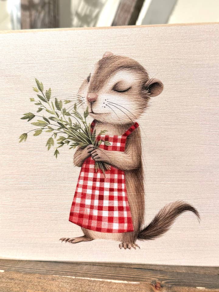 Bloc décoratif en bois 5,5" x 5,5" Écureuil tenant des feuilles pour la vente par Whippoorwill Charm