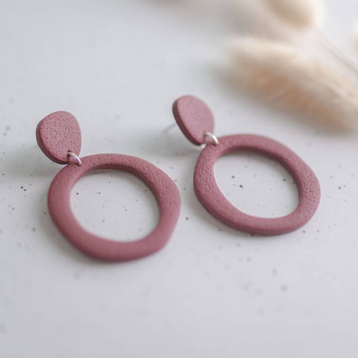 Ohrring aus Ton | Organic Circle Dangles | Herbstkollektion für den Großhandel von Hazel n Blue