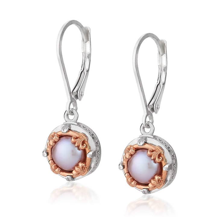 Orecchini Petite Lavender Pearl con Vermeil in oro rosa per la vendita all'ingrosso da parte di Anatoli Jewelry