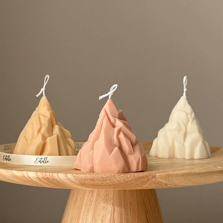 Bougie de Montagne en Soja Coulée à la Main : Décoration Intérieure Sculpturale pour la vente par Estelle Studio