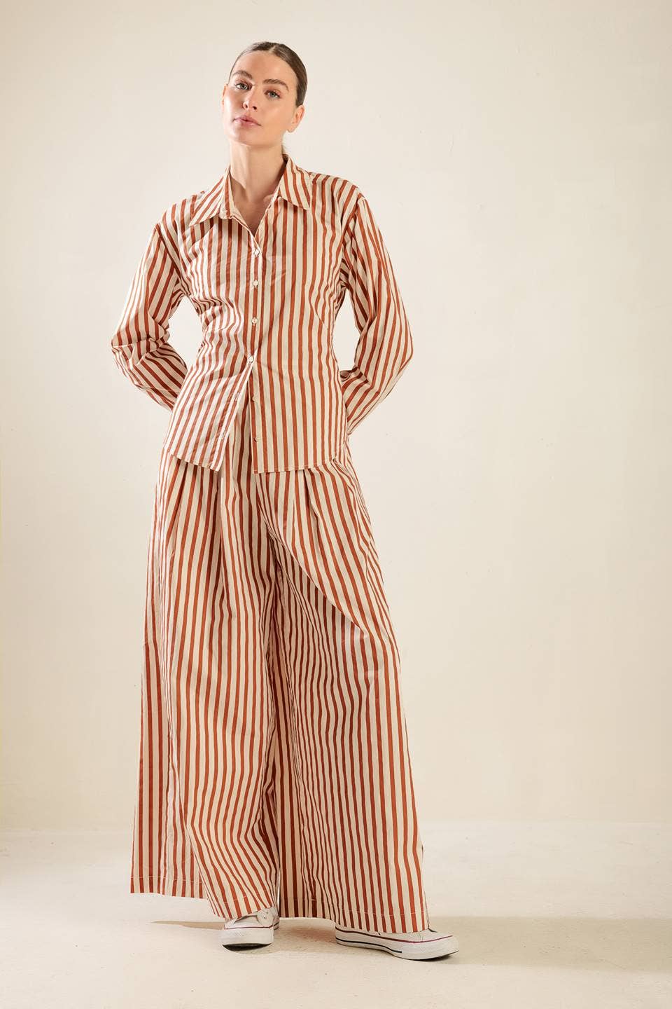 TAUPE ROEST Een gestreepte geweven top - FT1428 voor groothandel op Faire5