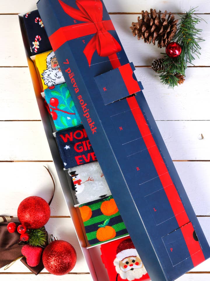 Julegaveæske med 7 par sokker til hver dag i... for engroshandel hos Sokisahtel I BestSockDrawer