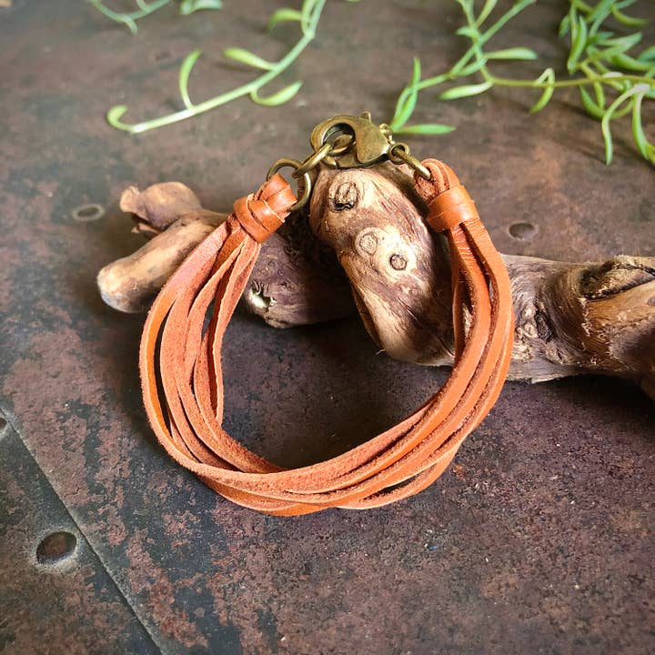 Læder 7-strenget armbånd - Rust & Messing, Boho Western for engroshandel hos ASTALI